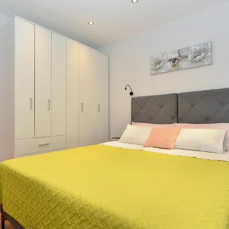 Fuer 3 Personen Ca 27 Qm In Rovinj, Istrien Istrische Riviera Apartment *